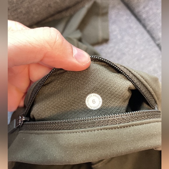 Lululemon Size 6 Capris - Picture 4 of 4